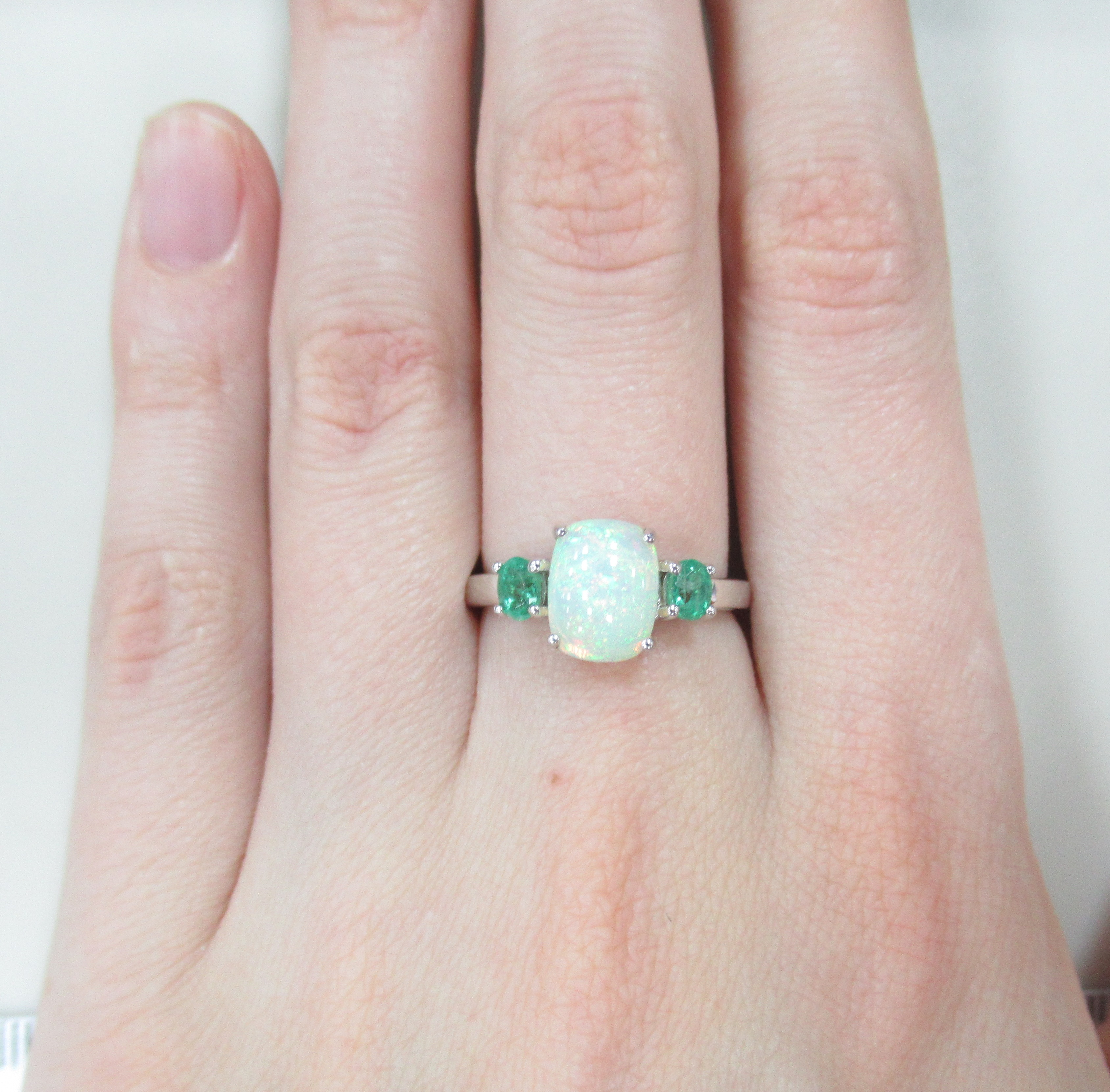 Серебряное кольцо с опалом и изумрудами